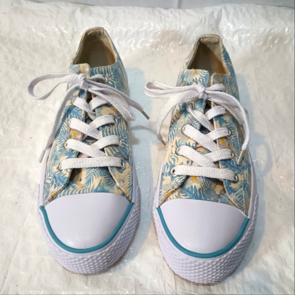 Woman's floral Air Walk lace up low top shoes. Size 8 in excellent condition.